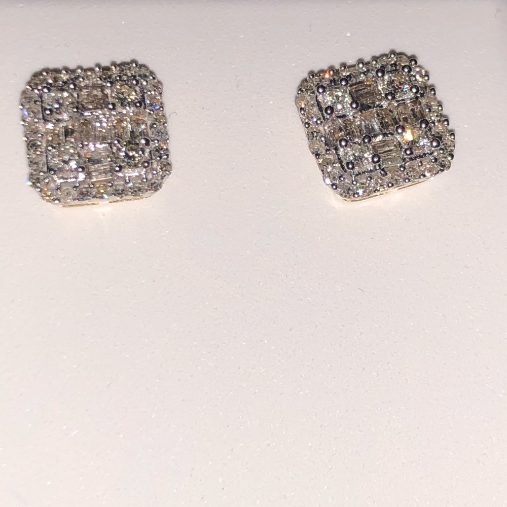 10k Real Gold Real Diamond earrings WOW! MUST HAVE